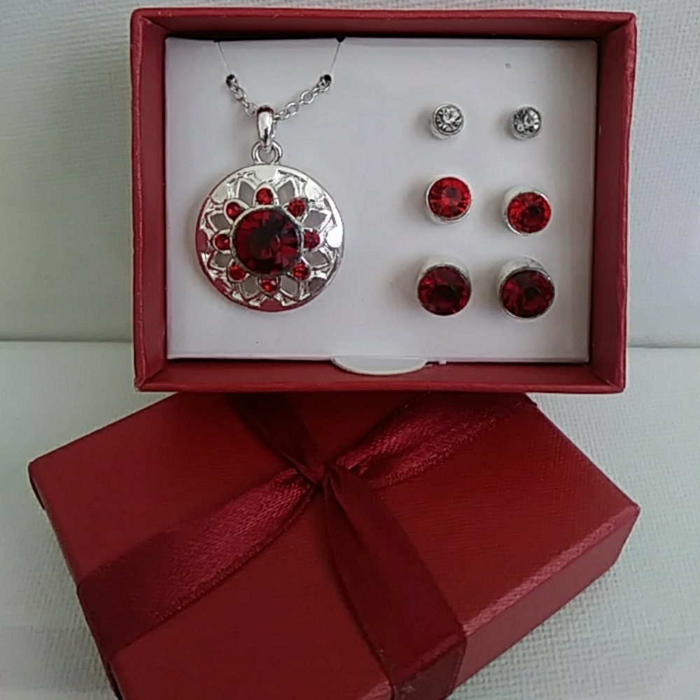 Delight Necklace & Earrings Set. Brand NEW!